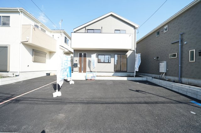 【やわらかな光に包まれる家】三面採光LDK18.5帖×ストレージ4.5帖付き｜収納充実×南西向きの明るい住まい★仲介手数料無料★の外観|落ち着いたカラーでまとめられた外観は、周囲の街並みに自然と溶け込むデザイン。前面にゆとりがあり、開放感のある第一印象が魅力の一邸です。