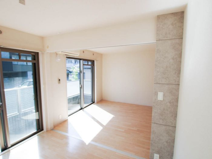 フローラメゾン大橋の居間・リビング