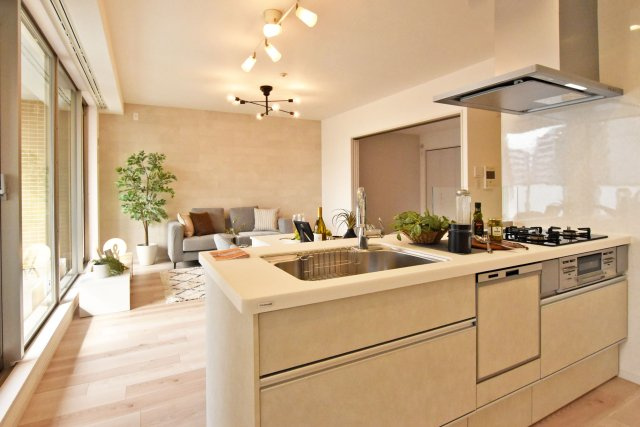 テラス千里・桃山台のキッチン|リビング全体を見渡せるオープンタイプキッチンなので、小さなお子様がいるご家庭でも安心です。