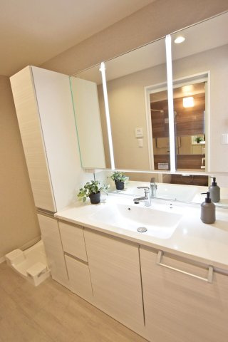 テラス千里・桃山台の独立洗面台|洗面台は2人並んで利用できる大きさ。忙しい朝の支度でも平気です。