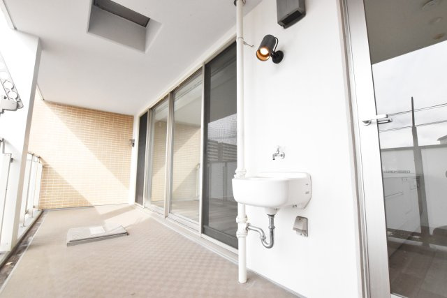 テラス千里・桃山台のバルコニー|バルコニーはスロップシンク付き。ミニガーデニングなんかもできちゃいますね。