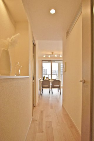 テラス千里・桃山台のその他|玄関正面には大容量の収納スペース有。毎日使う場所だからスッキリと片付けしておきたいですね。