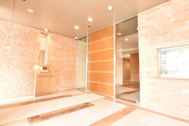 テラス千里・桃山台のエントランス|オートロック完備ですのでセキュリティ面でも安心ですね。