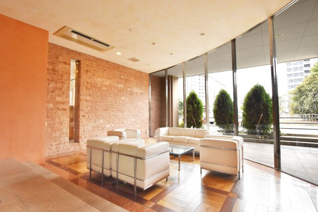 テラス千里・桃山台のロビー|マンション共用部のロビーは来客対応や入居者同士のコミュニケーションもはかれます。