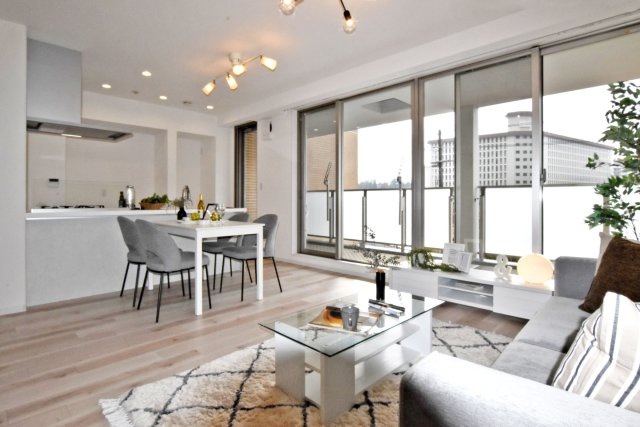 テラス千里・桃山台の居間・リビング|北大阪急行「桃山台」駅徒歩4分、即入居可物件です。見学をご希望の方はお気軽にお問い合わせください。