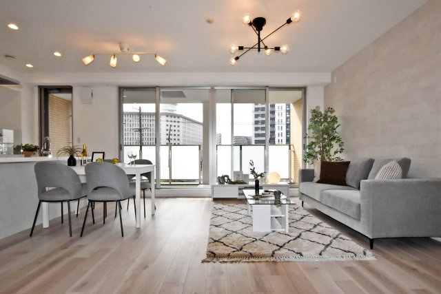 テラス千里・桃山台の居間・リビング|白を基調とした清潔感あるリビングダイニングは家族みんなの笑顔が集まる寛ぎ空間です。