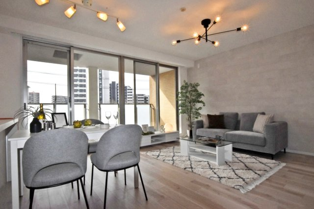 テラス千里・桃山台の居間・リビング|バルコニーに面した大きな窓から、明るい陽射しが差しこむリビング。