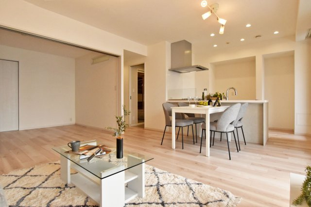 テラス千里・桃山台の居間・リビング|隣接する洋室6帖とは続き間になっているので一体利用することで21帖以上のスペースを確保できます。