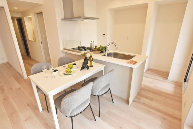 テラス千里・桃山台のキッチン|対面式キッチンなので、お料理中でもご家族とのコミュニケーションが途切れることがありません。