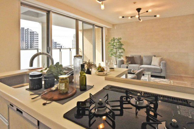 テラス千里・桃山台のキッチン|大きなワークトップはお料理の盛り付けや配膳にも便利です。