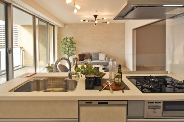 テラス千里・桃山台のキッチン|食洗器付きなので食後の片付けもラクラク。シンクの下の収納スペースには大きなお鍋もスッポリ。