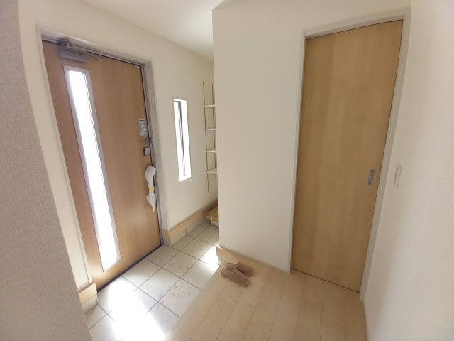 【選べる豪華家電キャンペーン実施中♪】　☆平泉崎第8／5号棟☆　の玄関|ゆったりとした玄関です