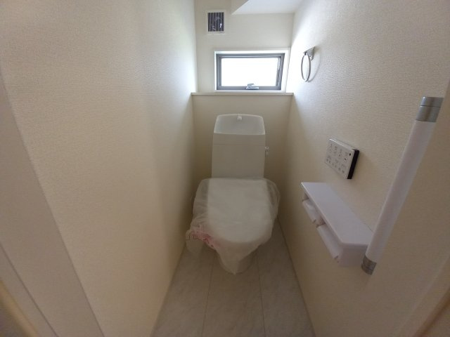 【選べる豪華家電キャンペーン実施中♪】　☆平泉崎第8／5号棟☆　のトイレ|◆トイレの写真です◆
便器にフチがないので汚れが隠れて見えない部分がありません。 お手入れがとってもラクラクです♪　一階、二階にそれぞれトイレがございますので、ご家族の多い方でも安心ですね♪

