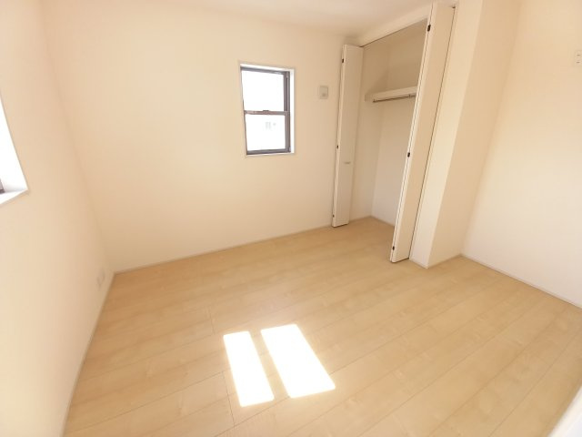 【選べる豪華家電キャンペーン実施中♪】　☆平泉崎第8／5号棟☆　の洋室|落ち着いた色調の洋室です