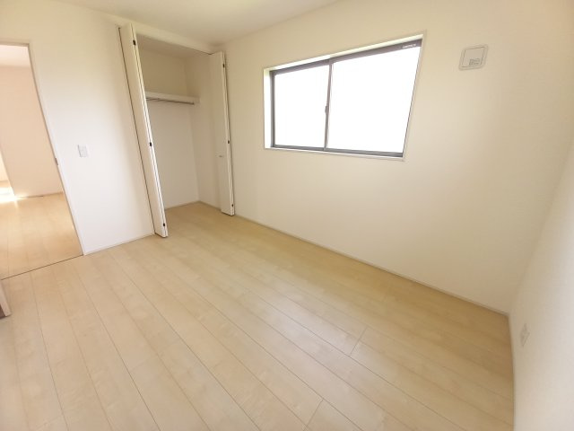 【選べる豪華家電キャンペーン実施中♪】　☆平泉崎第8／5号棟☆　の洋室|ゆったりした洋室です