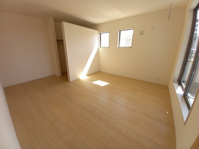 【選べる豪華家電キャンペーン実施中♪】　☆平泉崎第8／5号棟☆　の洋室|◆居室の写真です◆　柔らかい陽光が差し込む明るいお部屋を演出☆　使い勝手の良い間取りなので、ご家族の状況の変化にも耐えられますね。


