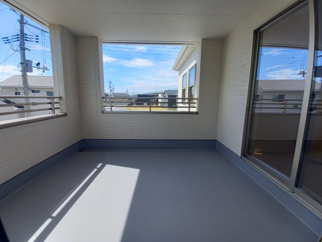 【選べる豪華家電キャンペーン実施中♪】　☆平泉崎第8／5号棟☆　のバルコニー|◆バルコニーの写真です◆　お布団なども充分に干せる広さがございます。　共働きのご家族でも天気を気にせず洗濯物を干せます。

