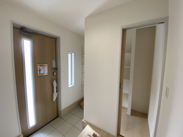 【選べる豪華家電キャンペーン実施中♪】　☆平泉崎第8／5号棟☆　の玄関|◆玄関の写真です◆
お洒落な玄関からの外出は気分が良いですね♪　　玄関床タイルは、掃除がしやすく、表面はノンスリップ仕上なので、雨の日 もすべりにくくて安心です。


