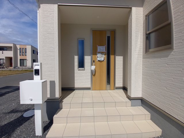 【選べる豪華家電キャンペーン実施中♪】　☆平泉崎第8／5号棟☆　の玄関|明るい玄関です