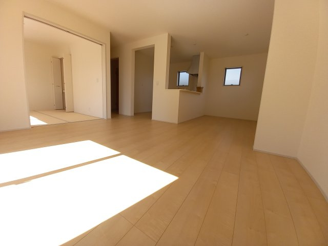 【選べる豪華家電キャンペーン実施中♪】　☆平泉崎第8／5号棟☆　の居間・リビング|◆キッチンの写真です◆　使い勝手の良いシステムキッチン！
家族の笑顔を見ながらするお料理は対面キッチンの特権ですね！
お料理しやすいキッチンです♪