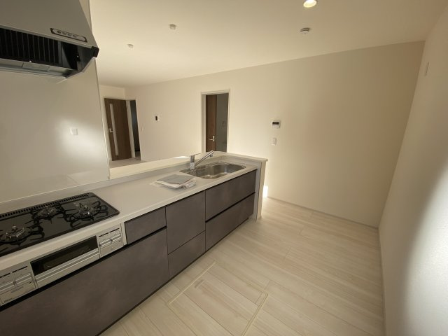 【内郷御厩町4丁目第1／全5棟　5号棟】　選べるマイホームキャンペーン実施中♪のキッチン|同施工◆キッチンの写真です◆　使い勝手の良いシステムキッチン！
家族の笑顔を見ながらするお料理は対面キッチンの特権ですね！
お料理しやすいキッチンです♪