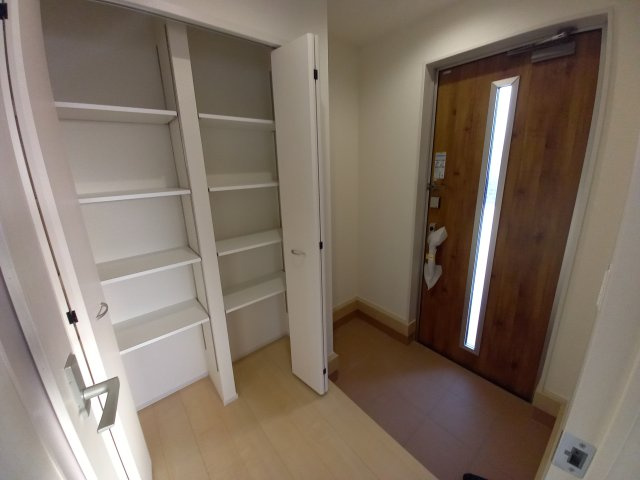 【いわき市小名浜西君ヶ塚町／全3棟／3号棟】　●新生活応援キャンペーン実施中●の収納|同施工　落ち着いた玄関です