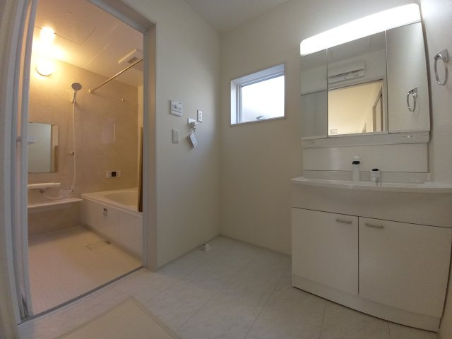 【いわき市小名浜西君ヶ塚町／全3棟／3号棟】　●新生活応援キャンペーン実施中●の独立洗面台|同施工◆洗面所の写真です◆　洗面台は朝をすっきりさせてくれる空間としては大切な空間です。バタバタしている忙しい朝でも収納が多い洗面台では短い時間で効率良く支度ができます。