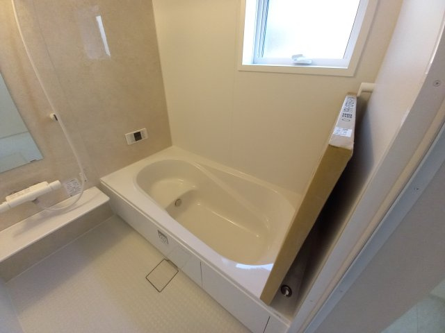 【いわき市小名浜西君ヶ塚町／全3棟／3号棟】　●新生活応援キャンペーン実施中●の浴室|同施工◆ユニットバスの写真です◆　フルオート機能で、時間帯を気にせず、家族全員が暖かい湯船に浸かることができます。　一日の疲れを癒してくれそうですね♪