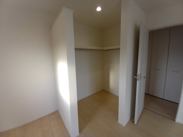 【いわき市小名浜西君ヶ塚町／全3棟／3号棟】　●新生活応援キャンペーン実施中●の収納|同施工◆ウォークインクローゼットの写真です◆　季節を問わずにたっぷり収納ができます。冬物の収納にも困りません。お子様のお片付けも上手にできそうです。