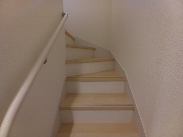 【いわき市小名浜西君ヶ塚町／全3棟／3号棟】　●新生活応援キャンペーン実施中●の内装|同施工　◆階段の写真です◆　窓から日が差して足元がしっかり確認できますね♪
さりげなく光があふれ、階段全体を柔らかく照らしています。





