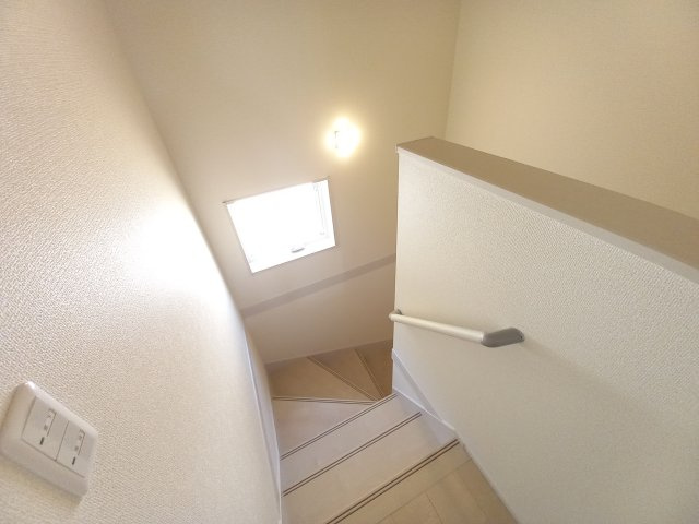 【いわき市小名浜西君ヶ塚町／全3棟／3号棟】　●新生活応援キャンペーン実施中●のその他|同施工　◆階段の写真です◆　
階段は家族がほぼ毎日通る動線の為、安全上の配慮が必要です！
階段は手すり付きなので、小さなお子様からご年配の方まで安心ですね♪




