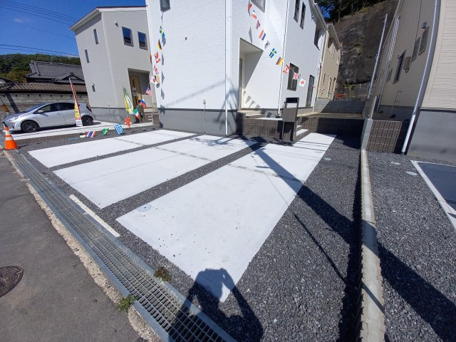 【いわき市小名浜西君ヶ塚町／全3棟／3号棟】　●新生活応援キャンペーン実施中●の駐車場|同施工　◆カースペースの写真です◆
陽当りの良い駐車場は週末の洗車も快適です♪お車の他にも、自転車をとめられそうなスペースもございます。
