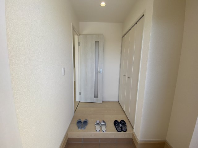 【いわき市小名浜西君ヶ塚町／全3棟／3号棟】　●新生活応援キャンペーン実施中●の玄関|同施工　◆玄関の写真です◆
お洒落な玄関は気分が良いですね♪広々とした玄関になっております。　ご両親やお友達が来ても、靴の置き場に困ることはありません。収納力たっぷりで、整理整頓も楽ちんですね。

