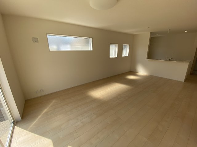 【いわき市小名浜西君ヶ塚町／全3棟／3号棟】　●新生活応援キャンペーン実施中●の居間・リビング|同施工◆リビング写真です◆木の温もりがやさしいフローリングは安らぎをもたらすプライベート空間♪大きな窓のあるリビングは、陽光あふれる明るく居心地も良くご家族皆がゆったり寛げる憩いの空間となりそうです
