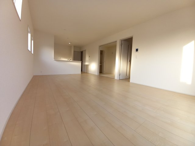 【いわき市小名浜西君ヶ塚町／全3棟／3号棟】　●新生活応援キャンペーン実施中●の居間・リビング|同施工◆リビングの写真です◆　ホームパーティーも盛り上がりそうなおしゃれなリビング♪　広いリビングで快適に、ゆったりと過ごせますね♪