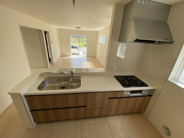 【いわき市小名浜西君ヶ塚町／全3棟／3号棟】　●新生活応援キャンペーン実施中●のキッチン|同施工◆キッチンの写真です◆　デザイン性と機能性を兼ね備えたキッチンです。　収納力も大満足◎　対面式キッチンは、家族の会話が途切れませんね♪


