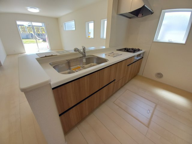 【いわき市小名浜西君ヶ塚町／全3棟／3号棟】　●新生活応援キャンペーン実施中●のキッチン|同施工◆キッチンの写真です◆　デザイン性と機能性を兼ね備えたキッチンです。　対面式キッチンは、家族の会話が途切れませんね♪