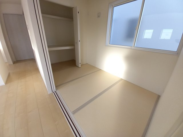 【いわき市小名浜西君ヶ塚町／全3棟／3号棟】　●新生活応援キャンペーン実施中●の収納|同施工◆和室の写真です◆　お泊りに来た親戚や来客時、ちょっと横になりたい時にあると便利です♪　和の雰囲気が心を落ち着かせてくれますね♪