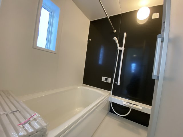 【いわき市泉町滝尻第9】　新築戸建　3号棟　※必ずもらえる選べるキャンペーン実施中！の浴室|■□■ユニットバスの写真です■□■　高断熱浴槽なので、温めたお湯の熱を逃がしにくくし、しっかり断熱してくれるので、入浴の時間帯がバラバラでも安心ですね♪