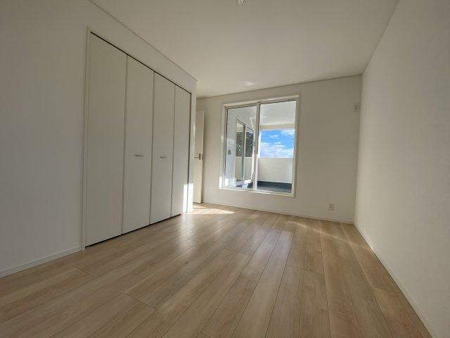 【いわき市泉町滝尻第9】　新築戸建　3号棟　※必ずもらえる選べるキャンペーン実施中！の洋室|■□■居室の写真です■□■　
木の温もりがナチュラルでくつろげる空間ですね。