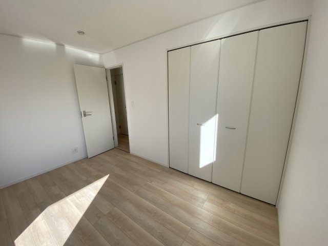 【いわき市泉町滝尻第9】　新築戸建　3号棟　※必ずもらえる選べるキャンペーン実施中！の洋室|◆収納スペースの写真です◆　十分な広さがあるので収納には困りませんね♪　お手持ちの衣類ケースなども置ける大空間で、寝室がスッキリ使えます。


