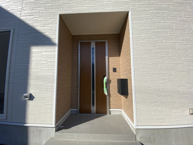 【いわき市泉町滝尻第9】　新築戸建　3号棟　※必ずもらえる選べるキャンペーン実施中！の玄関|◆玄関の写真です◆
お洒落な玄関からの外出は気分が良いですね♪　　玄関床タイルは、掃除がしやすく、表面はノンスリップ仕上なので、雨の日 もすべりにくくて安心です。




