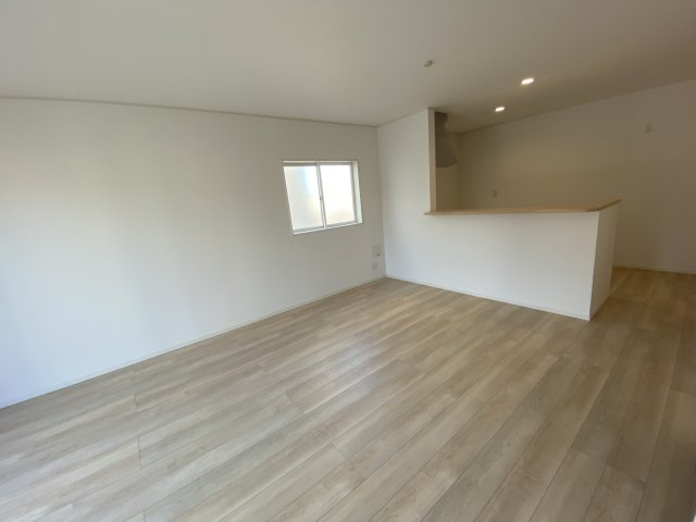 【いわき市泉町滝尻第9】　新築戸建　3号棟　※必ずもらえる選べるキャンペーン実施中！の居間・リビング|◆リビングの写真です◆大きな窓のあるリビングは、陽光あふれる明るく居心地も良く、ご家族皆がゆったり寛げる憩いの空間となりそうです。
