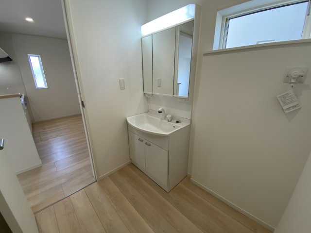 【いわき市泉町滝尻第9】　新築戸建　3号棟　※必ずもらえる選べるキャンペーン実施中！の独立洗面台|◆洗面所の写真です◆　洗面台は朝をすっきりさせてくれる空間としては大切な空間です。バタバタしている忙しい朝でも収納が多い洗面台では短い時間で効率良く支度ができます。


