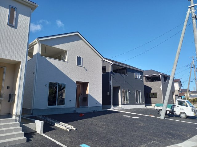 【いわき市泉町滝尻第9】　新築戸建　3号棟　※必ずもらえる選べるキャンペーン実施中！の駐車場|◆カースペースの写真です◆
陽当りの良い駐車場は週末の洗車も快適です♪お車の他にも、自転車をとめられそうなスペースもございます。
