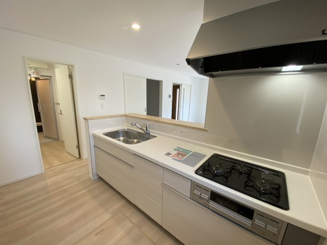 【いわき市泉町滝尻第9】　新築戸建　3号棟　※必ずもらえる選べるキャンペーン実施中！のキッチン|■□■キッチンの写真です■□■　システムキッチンは見た目スッキリなのに収納力たっぷりです♪さらに床下収納もありますので、物が多くなりがちなキッチンもスッキリとしていられそうです。