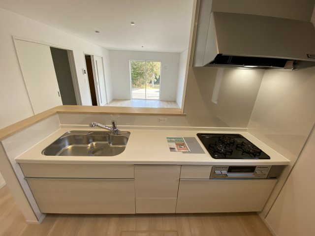 【いわき市泉町滝尻第9】　新築戸建　3号棟　※必ずもらえる選べるキャンペーン実施中！のキッチン|■□■キッチンの写真です■□■　家族団らんの時間が増えそうなリビングですね。