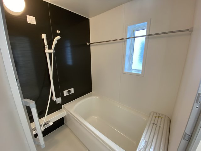 【いわき市泉町滝尻第9】　新築戸建　4号棟　※必ずもらえる選べるキャンペーン実施中！の浴室|■□■ユニットバスの写真です■□■　高断熱浴槽なので、温めたお湯の熱を逃がしにくくし、しっかり断熱してくれるので、入浴の時間帯がバラバラでも安心ですね♪