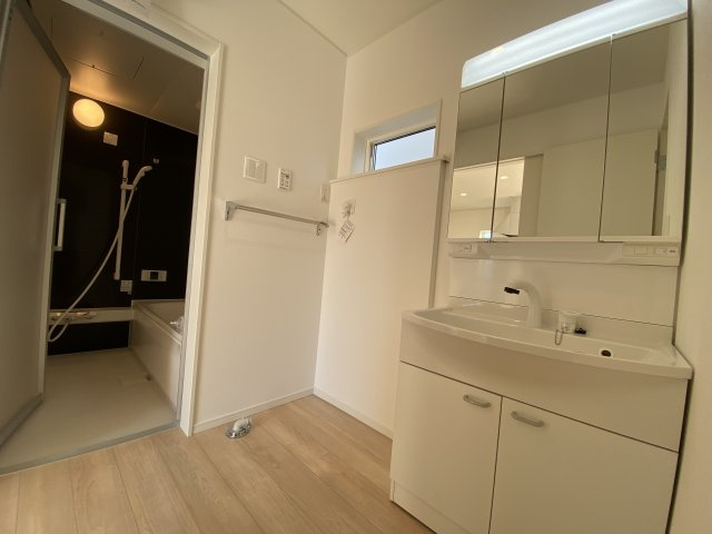 【いわき市泉町滝尻第9】　新築戸建　4号棟　※必ずもらえる選べるキャンペーン実施中！の独立洗面台|■□■洗面所の写真です■□■　使い勝手の良い洗面台は、奥様の身支度の時間も楽しくなりそうですね。