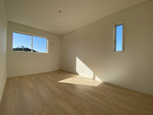 【いわき市泉町滝尻第9】　新築戸建　4号棟　※必ずもらえる選べるキャンペーン実施中！の洋室|■□■居室の写真です■□■　
木の温もりがナチュラルでくつろげる空間ですね。